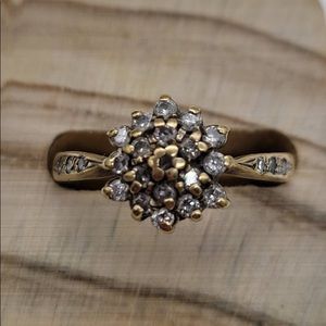 9ct Yellow Gold and Diamonds Floral Cluster Ring, size 6.25